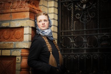 Sahte kapıda güzel kızıl saçlı kız