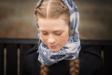 Güzel kızıl saçlı kız parkta telefon ile