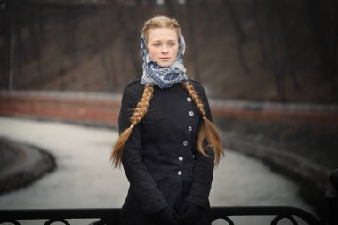 Güzel kızıl saçlı kız rüzgarda ayakta