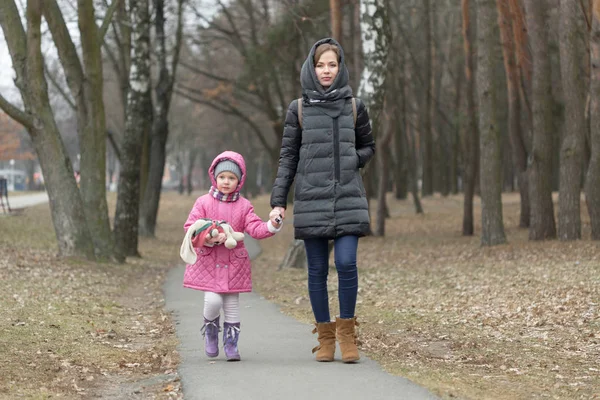 Mamma e figlia stanno camminando per il parco in mano — Foto Stock