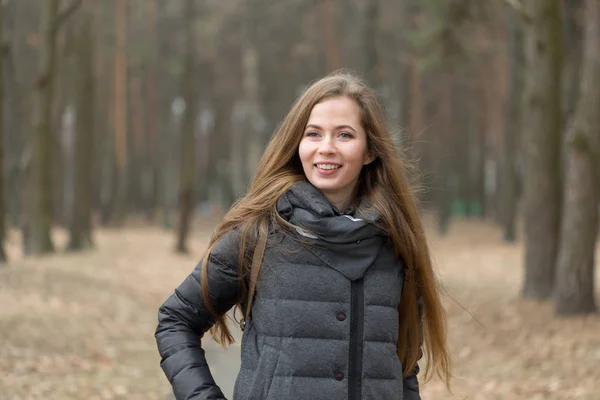 Portrait d'une fille vêtue d'une veste grise en plein air — Photo