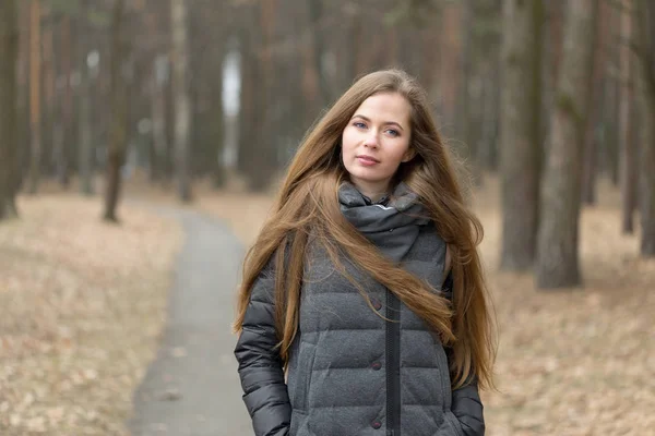 Retrato de uma menina em uma jaqueta cinza ao ar livre — Fotografia de Stock