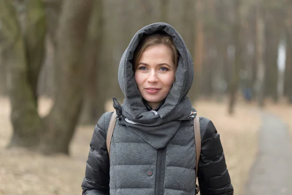 Retrato de una chica con una chaqueta gris al aire libre — Foto de Stock