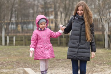 Anne kızı el ile bir engel yol açar.