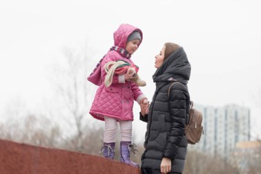 Anne ve kızı bahar doğa üzerinde öpüşme