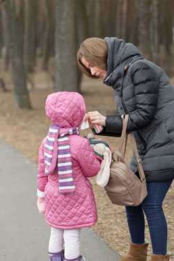 Anne kızı açık havada önem verdiği