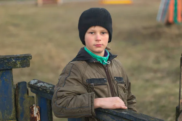 Kinderen van het dorp. Emotionele close-up portret in de natuur. — Stockfoto