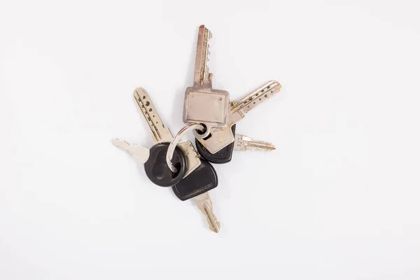 Um monte de chaves num fundo branco. Isolar — Fotografia de Stock