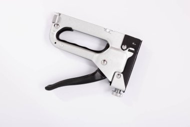 Beyaz bir arka plan üzerinde zımba silah. İzole