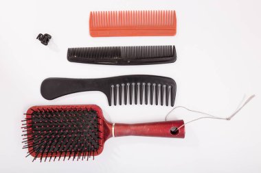 Beyaz bir arka plan üzerinde çeşitli saç fırçası. İzole