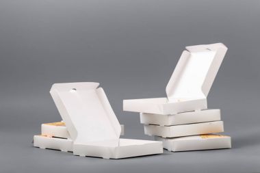 Pizza kutuları gri bir arka plan üzerinde. İzole