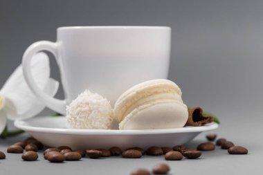 Beyaz fincan kahve şeker üzerinde gri bir arka plan ile