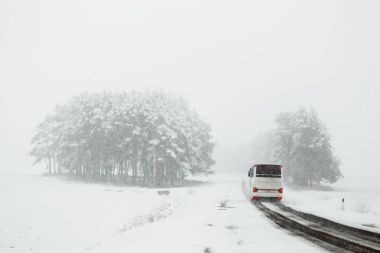 Kışın kötü hava koşullarında yolda trafik