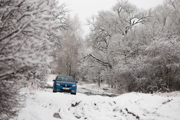 Движение по дороге в плохих погодных условиях зимой — стоковое фото