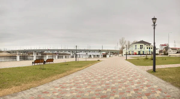 Gomel, Białoruś - 29 marca 2017: Widok na nabrzeże rzeki Sozu. — Zdjęcie stockowe