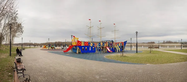 GOMEL, BELARUS - MARÇO 29, 2017: Pessoas não identificadas no parque infantil no novo local do aterro do rio Sozh, Gomel, Bielorrússia . — Fotografia de Stock