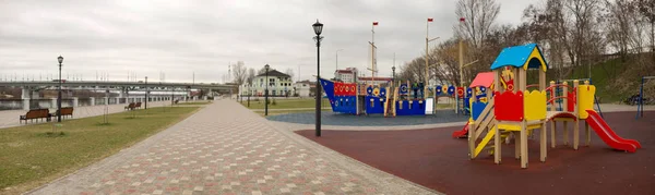 GOMEL, BELARUS - MARÇO 29, 2017: Pessoas não identificadas no parque infantil no novo local do aterro do rio Sozh, Gomel, Bielorrússia . — Fotografia de Stock