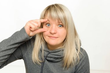 Güzel kız beyaz bir arka plan üzerinde bir görünüm sağlar