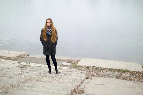 Portret van een mooi meisje in het vroege voorjaar buiten door het water — Stockfoto