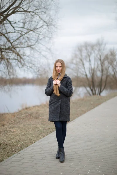 Portrait d'une belle fille au début du printemps à l'extérieur par l'eau — Photo