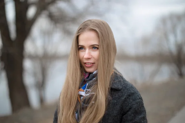 Portrait d'une belle fille au début du printemps à l'extérieur par l'eau — Photo