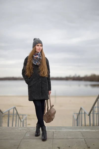 Porträt eines schönen Mädchens im Frühling draußen am Wasser — Stockfoto