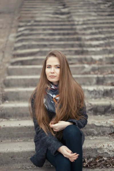 Porträt eines schönen Mädchens im zeitigen Frühling auf den Stufen — Stockfoto
