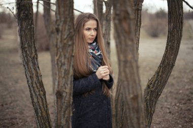 Güzel bir kız açık havada Bush portresi