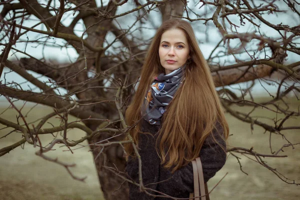 Retrato de una hermosa chica en el arbusto al aire libre — Foto de Stock