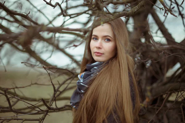 Retrato de uma menina bonita no mato ao ar livre — Fotografia de Stock