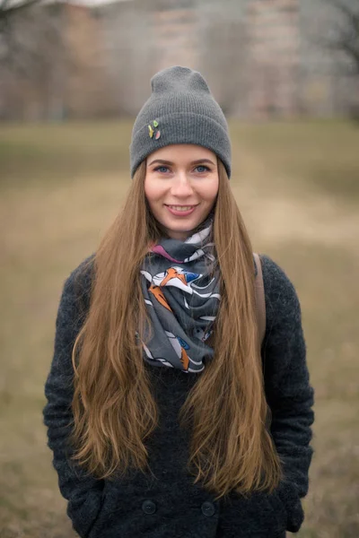 Retrato de uma menina bonita no início da primavera em um boné cinza — Fotografia de Stock