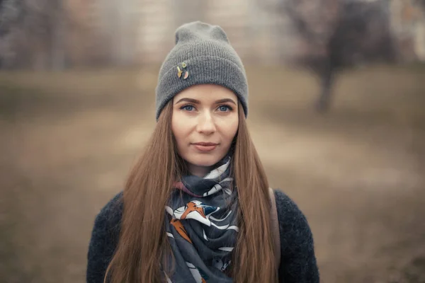 회색 모자에 이른 봄에 있는 아름 다운 여자의 초상화 — 스톡 사진