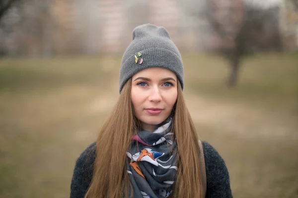 Retrato de una hermosa niña a principios de primavera con una gorra gris — Foto de Stock