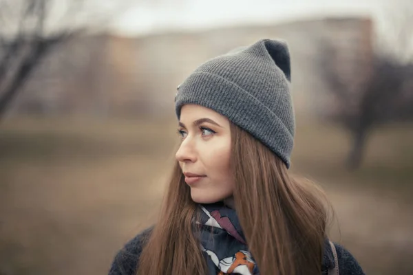 一个漂亮的女孩在初春时节，一顶灰色的帽子的肖像 — 图库照片