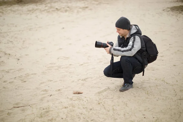 Fotografen arbeiten mit einem Modell auf der Straße — Stockfoto