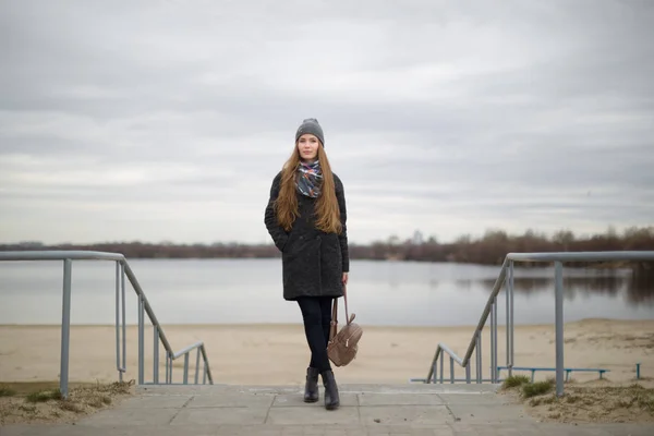 Porträt eines schönen Mädchens im Frühling draußen am Wasser — Stockfoto