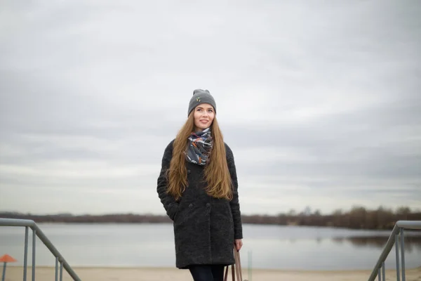 Portret van een mooi meisje in het vroege voorjaar buiten door het water — Stockfoto