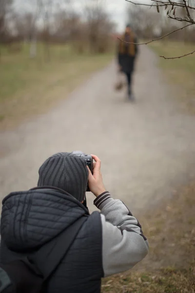 Fotografen arbeiten mit einem Modell auf der Straße — Stockfoto