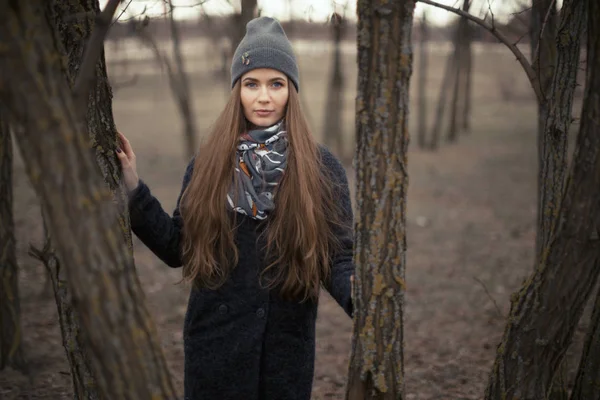 Portret van een mooi meisje in de bush buitenshuis — Stockfoto