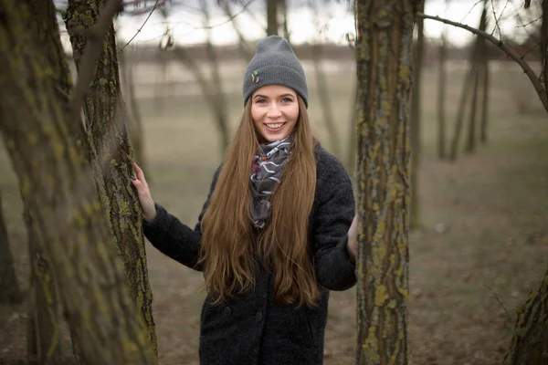 Portret van een mooi meisje in de bush buitenshuis — Stockfoto