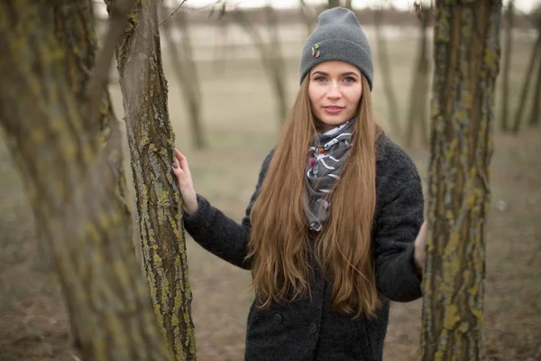 Retrato de uma menina bonita no mato ao ar livre — Fotografia de Stock