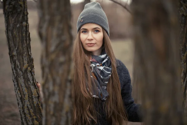 Retrato de una hermosa chica en el arbusto al aire libre — Foto de Stock