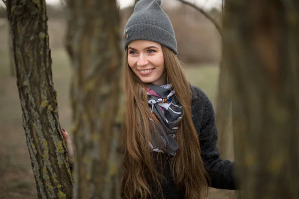 Retrato de una hermosa chica en el arbusto al aire libre — Foto de Stock