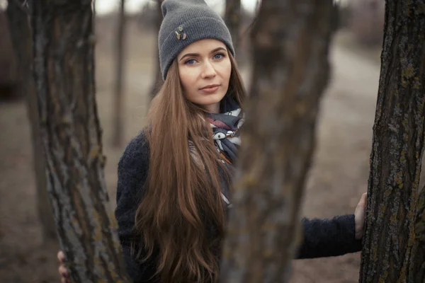 Portrét krásné dívky v buši venku — Stock fotografie