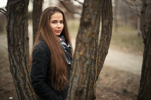 Portrait d'une belle fille dans la brousse à l'extérieur — Photo