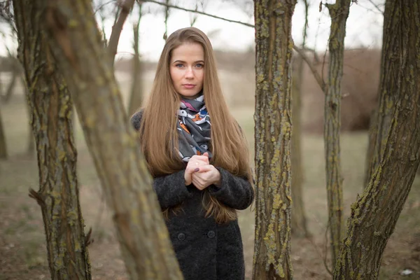 Portret van een mooi meisje in de bush buitenshuis — Stockfoto