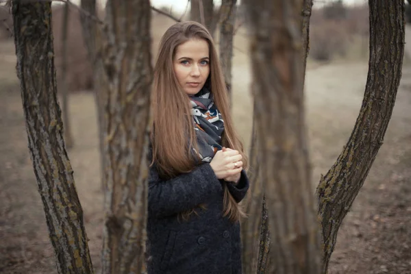 Portrét krásné dívky v buši venku — Stock fotografie
