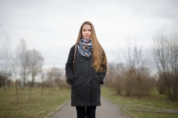 Portret van een mooi meisje in het vroege voorjaar op de weg. — Stockfoto