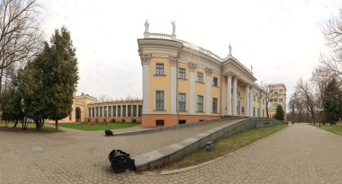 Gomel, Belarus - 29 Temmuz 2016: Panoramik Park Ensemble Gomel Palace Rumyantsevs ve Paskevichs. 180 derecelik panorama.