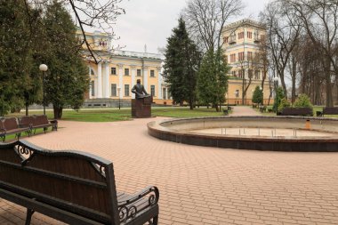 Gomel, Belarus - 29 Temmuz 2016: Panoramik Park Ensemble Gomel Sarayı Rumyantsevs ve Paskevichs.